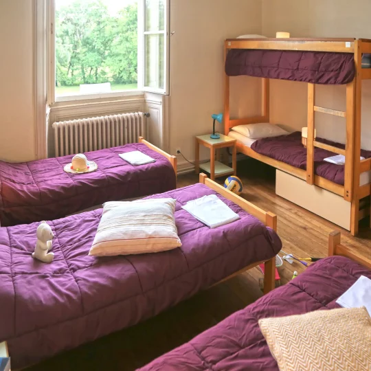 Découvrez la location d'une chambre collective nature à Nantes pour un séjour convivial.