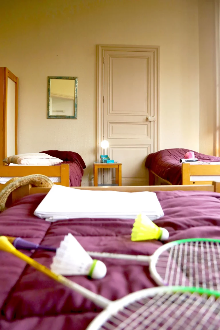 Location d'une chambre collective nature à Nantes idéale pour se ressourcer en groupe.